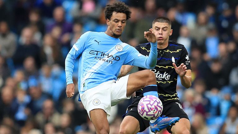 City-Profi Oscar Bobb (l.) behauptet den Ball gegen Everton-Verteidiger Vitali Mykolenko.