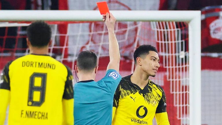 Jobe Bellingham flog gegen Freiburg kurz nach der Pause vom Platz. 