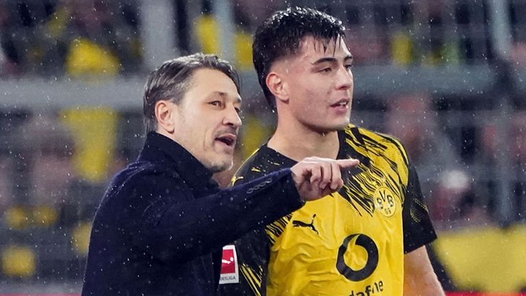 BVB-Trainer Niko Kovac (l.) im Gespräch mit Verteidiger Aaron Anselmino.
