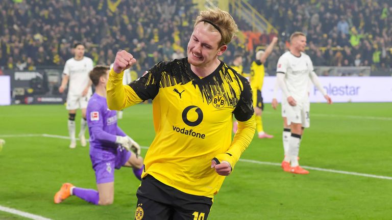 Julian Brandt (Mitte) bejubelt seinen Führungstreffer. Für den BVB geht es am Freitag, dem 9. Januar, im Topspiel gegen Eintracht Frankfurt.