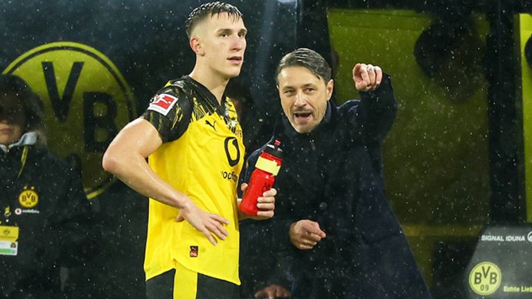 BVB-Trainer Niko Kovac (r.) und Nico Schlotterbeck im Dialog.