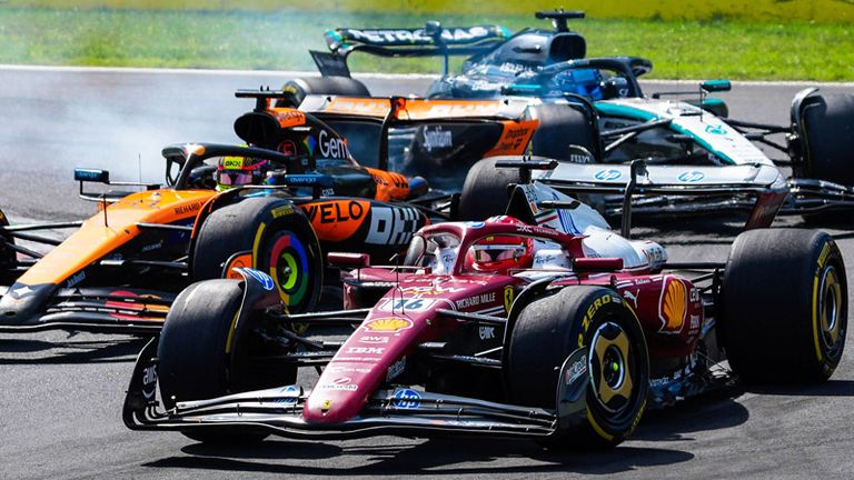 Charles Leclerc (vorne) im Dreikampf mit Oscar Piastri (l.) und George Russell (hinten) in Monza.