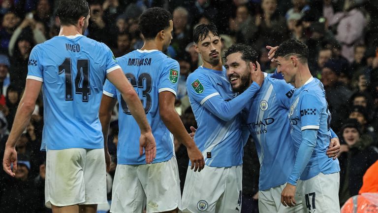 Rayan Cherki trifft traumhaft! Manchester City steht im Halbfinale des Ligapokals.