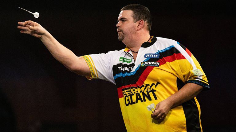 Gabriel Clemens zieht bei der Darts-WM in die 2. Runde ein.