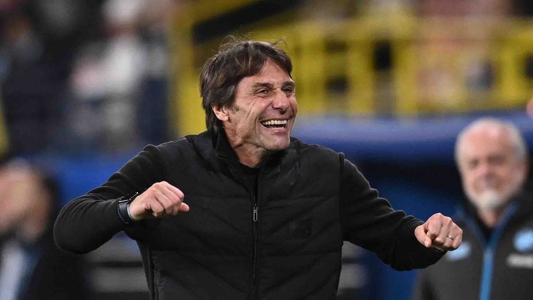 Antonio Conte ließ sich nach dem Gewinn der Supercoppa mit der SSC Neapel zu einem Seitenhieb in Richtung Manchester hinreißen.
