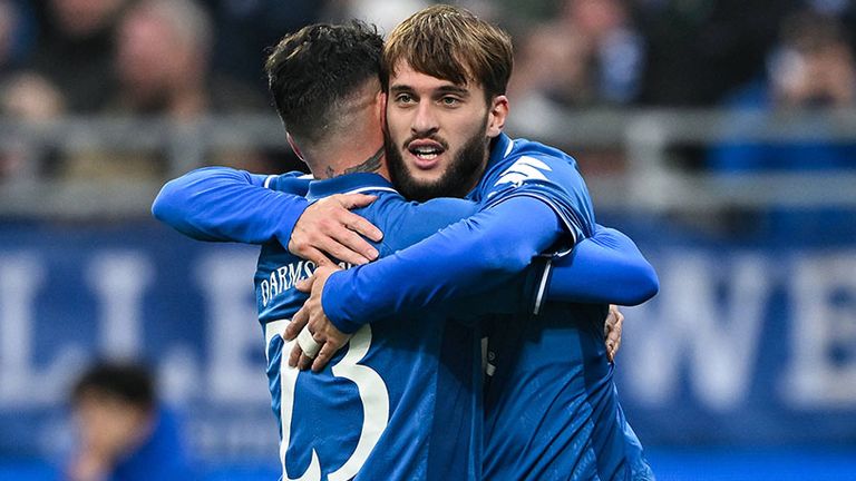 Marco Richter (l.) umarmt Darmstadt-Teamkollege Killian Corredor nach dessen Tor gegen Preußen Münster.