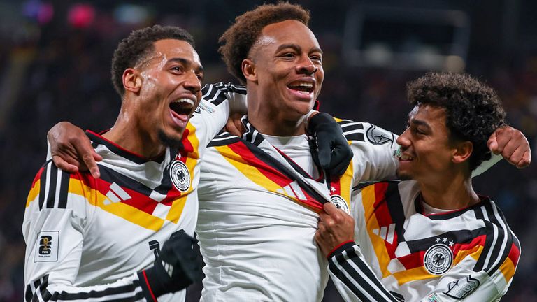 DFB-Sportdirektor Rudi Völler hält eine WM-Teilnahme von Assan Ouedraogo (m.) und Co. für möglich.