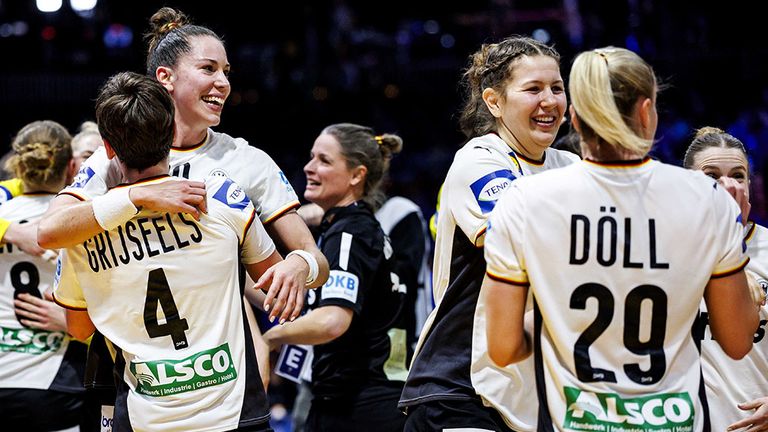 Die DHB-Frauen bejubeln den Einzug ins WM-Finale.
