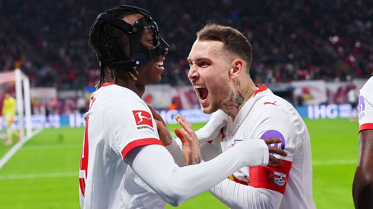 RB-Kapitän David Raum (r.) jubelt mit Torschütze Yan Diomande.