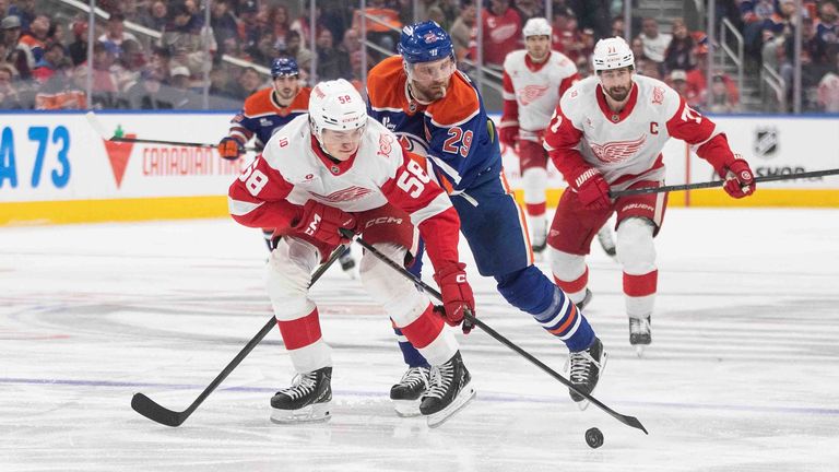 Detroit Red Wings' Emmitt Finnie (58) und Edmonton Oilers' Leon Draisaitl (29) im Kampf um den Puck.