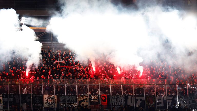 Fans von Eintracht Frankfurt zünden Pyrotechnik in Barcelona.