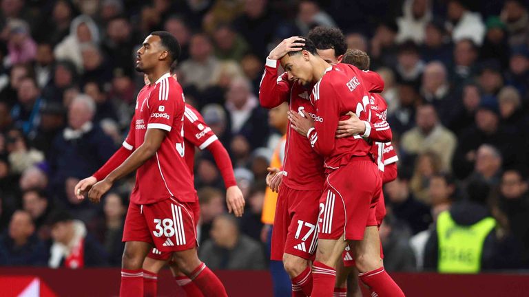 Hugo Ekitike (r.) netzte nach feiner Flanke von Jeremie Frimpong ein.