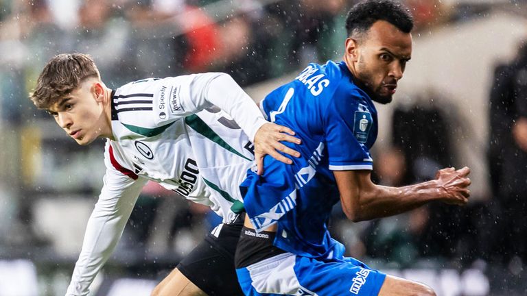 Noah Weißhaupt (l.) wechselte im Sommer nach Polen zu Legia Warschau.