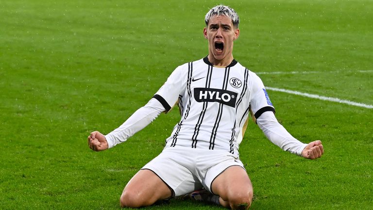 Frederik Schmahl bejubelt seinen Treffer zum 2:1 aus Sicht der SVE.