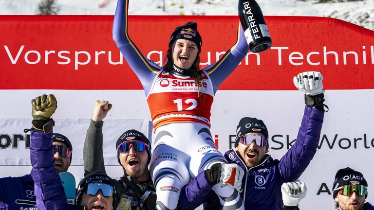 Die 22-jährige Deutsche Emma Aicher feiert ihren dritten Weltcup-Sieg bei der zweiten Abfahrt in St. Moritz.