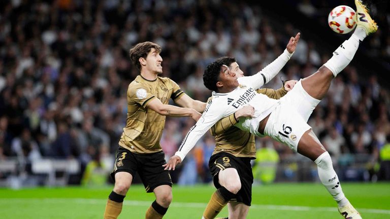 Endrick beweist mit seinem Fallrückzieher seine Akrobatik.