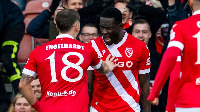 Energie Cottbus gewinnt im Spitzenspiel gegen Duisburg in allerletzter Minute.