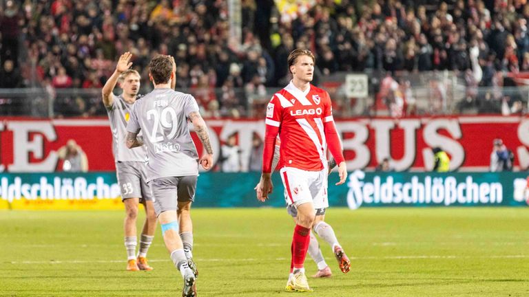 Bedröppelte Mienen in der Lausitz: Gegen Regensburg war Spitzenreiter Energie Cottbus vermeintlich schon auf der Siegerstraße.