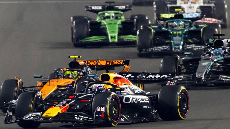 Max Verstappen (vorne) in Katar vor Lando Norris.