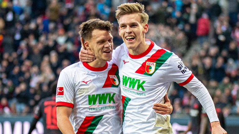 Der FC Augsburg besiegt überraschend Bayer 04 Leverkusen.