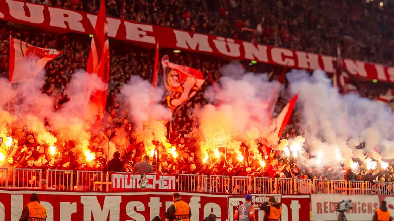 Pyroshow bei FC Bayern gegen Sporting.