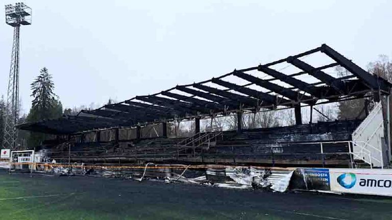 Die Haupttribüne des finnischen Traditionsverein FC Haka ist vollständig abgefackelt. (Bildquelle: Instagram/fchakaofficial)