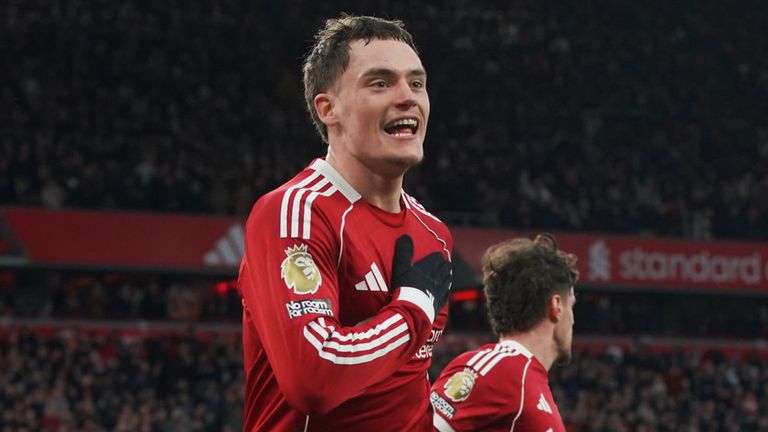 Florian Wirtz (r.) feiert seine Torpremiere beim Liverpool-Sieg gegen Wolverhampton.