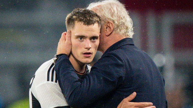 Rudi Völler (r.) herzt Florian Wirtz.