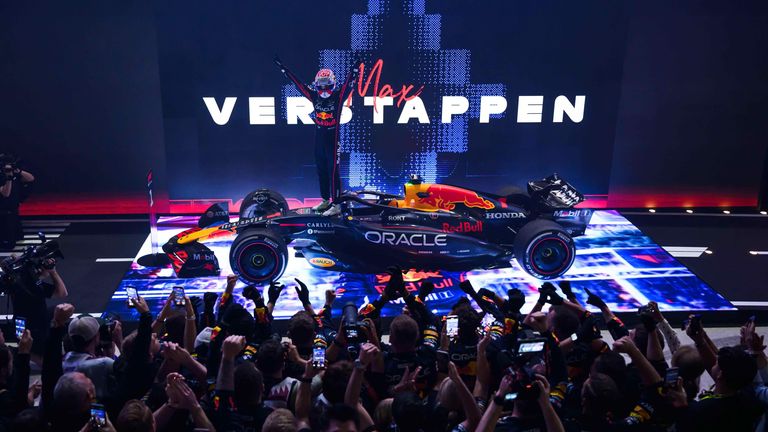 Das RedBull-Team feiert Max Verstappens Sieg beim Großen Preis von Katar. Der letzte Stopp der Saison ist ab dem 05.12. Abu Dhabi. 