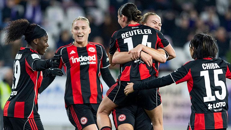 Die Spielerinnen von Eintracht Frankfurt bejubeln ein Tor.