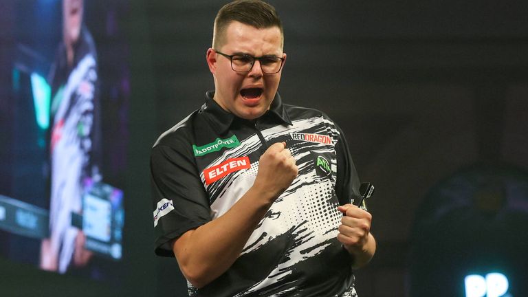 Gian van Veen hat seine Auftakthürde bei der Darts-WM souverän gemeistert. 