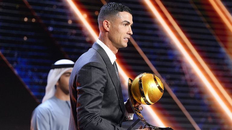 Cristiano Ronaldo präsentiert seine Trophäe bei den Globe Soccer Awards.