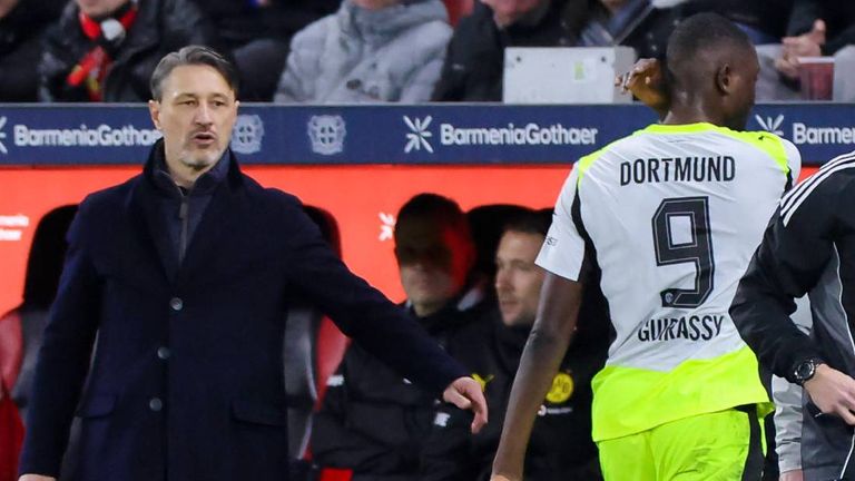 Serhou Guirassy wollte nach seiner Auswechslung in Leverkusen nicht mit Niko Kovac abschlagen. 