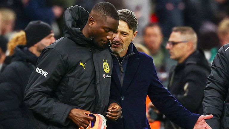 BVB-Stürmer Serhou Guirassy (l.) und Trainer Niko Kovac im Gespräch.
