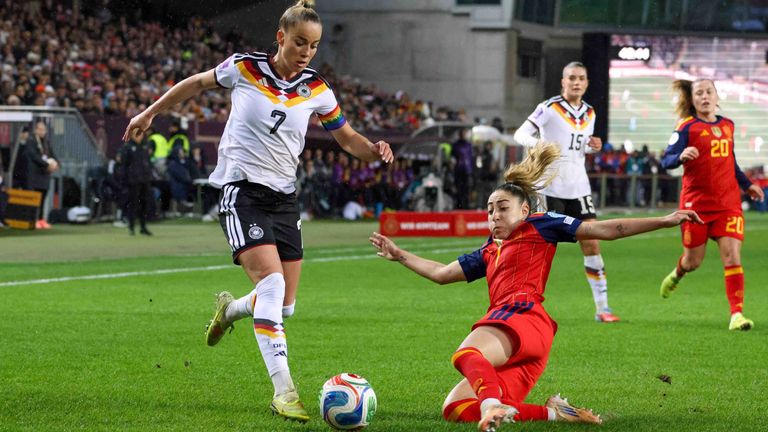 Giulia Gwinn (l.) und Olga Carmona (Spanien) beim Zweikampf im Final-Hinspiel der Nations League.