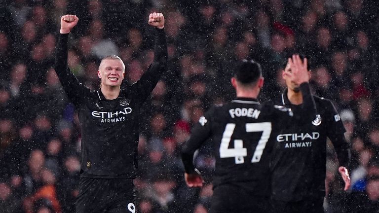 Erling Haaland (Links) feiert seinen 100. PL-Treffer. Für Manchester City geht es am Samstag gegen Sunderland. 