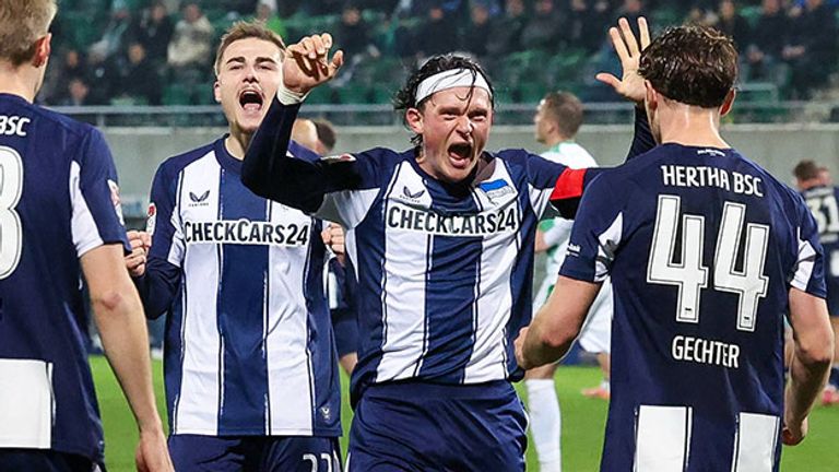 Die Spieler von Hertha BSC um Kapitän Fabian Reese (2. von r.) bejubeln ein Tor.