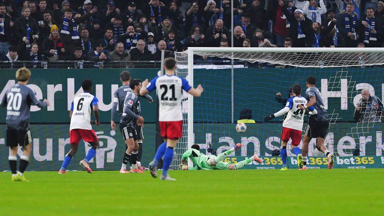 Ein rassiges Spiel bekommen die Zuschauer im Volksparkstadion bislang geboten. Frankfurt antwortete rasch auf den 0:1-Rückstand.