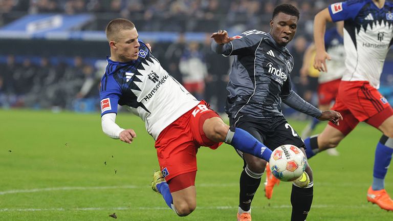 HSV-Verteidiger Miro Muheim (l.) klärt den Ball vor Frankfurt-Profi Aurelio Buta.