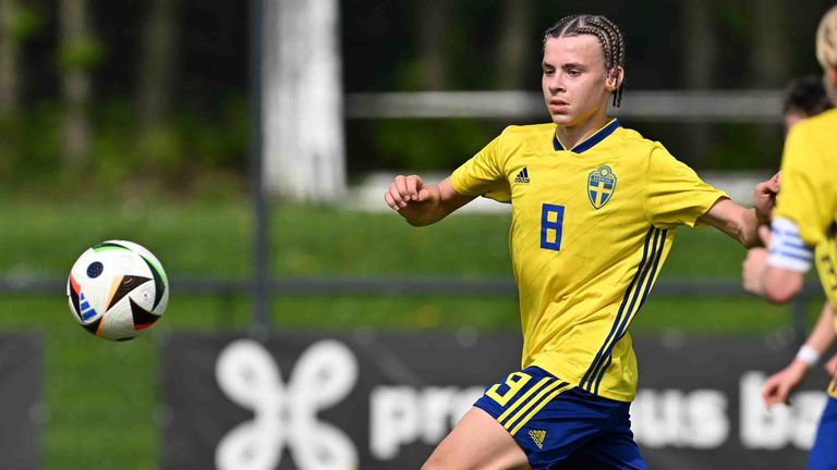 Vincent Ibrahimovic unterschreibt bei der AC Mailand seinen ersten Profivertrag.