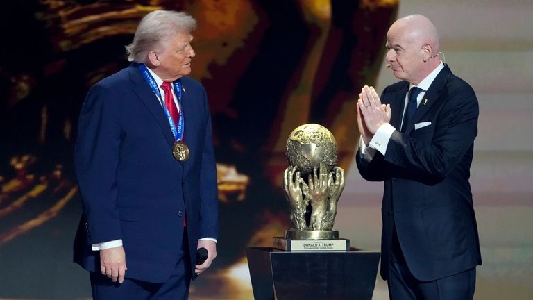 US-Präsident Donald Trump (l.) bei der WM-Auslosung zusammen mit FIFA-Präsident Gianni Infantino.