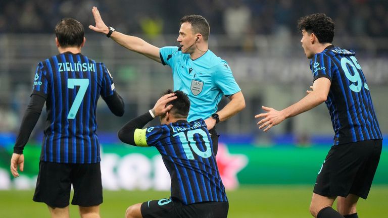 Die Inter-Stars können die Elfmeterentscheidung vom deutschen Referee Felix Zwayer kaum fassen.