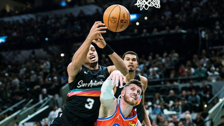 Isaiah Hartenstein muss mit OKC eine deutliche Niederlage im Topspiel gegen die Spurs hinnehmen.