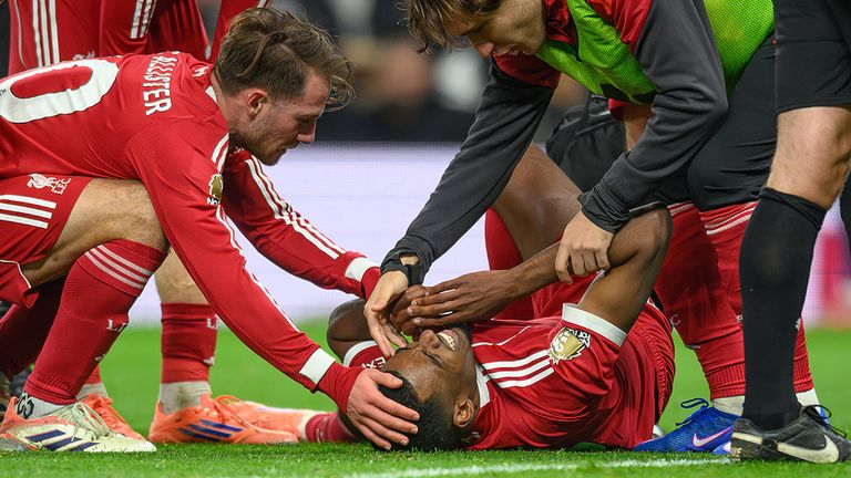 Liverpool-Stürmer Alexander Isak liegt mit schmerzverzerrtem Gesicht auf dem Boden.