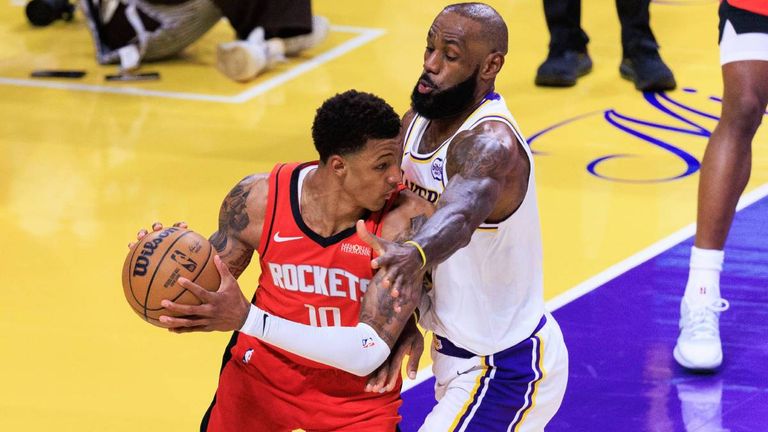 Superstar LeBron James und die LA Lakers kassieren eine deftige Klatsche an Weihnachten.