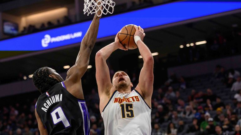 Nikola Jokic (15) überragt beim Sieg seiner Denver Nuggets mit 36 Punkten, zwölf Rebounds und acht Assists.