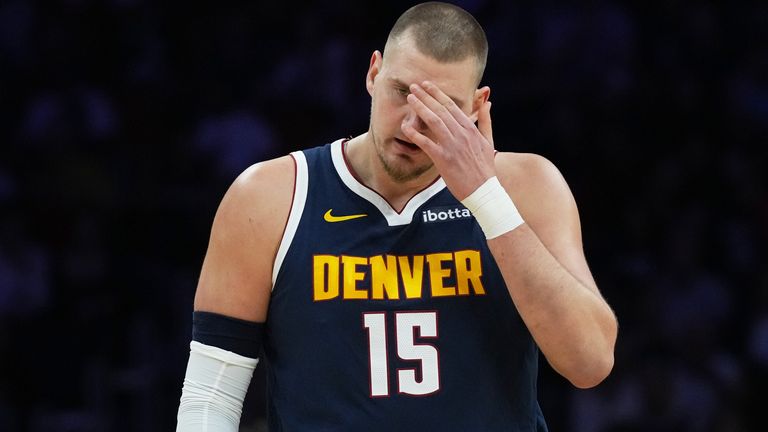 Nikola Jokic hat sich am Knie verletzt.