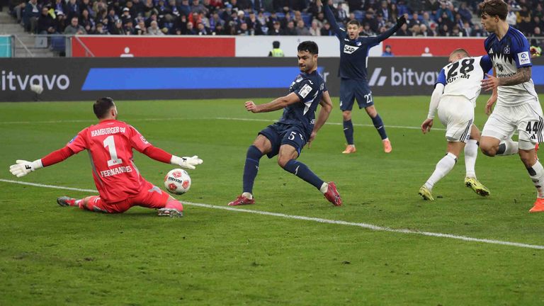 Daniel Heuer Fernandes kann den Schuss von Ozan Kabak nicht parieren.