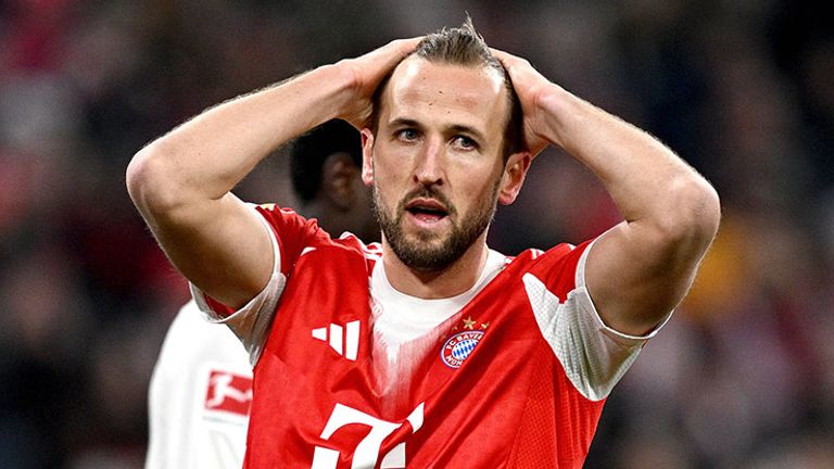 Harry Kane trifft für den FC Bayern München vom Elfmeterpunkt, dürfte sich dennoch über das Remis gegen Mainz ärgern.