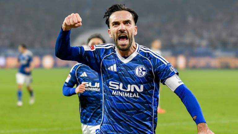 Kenan Karaman bejubelt seine Ausgleichstreffer beim Schalker-Sieg. Die Knappen führen die Liga an und treffen am Freitag auf Düsseldorf.